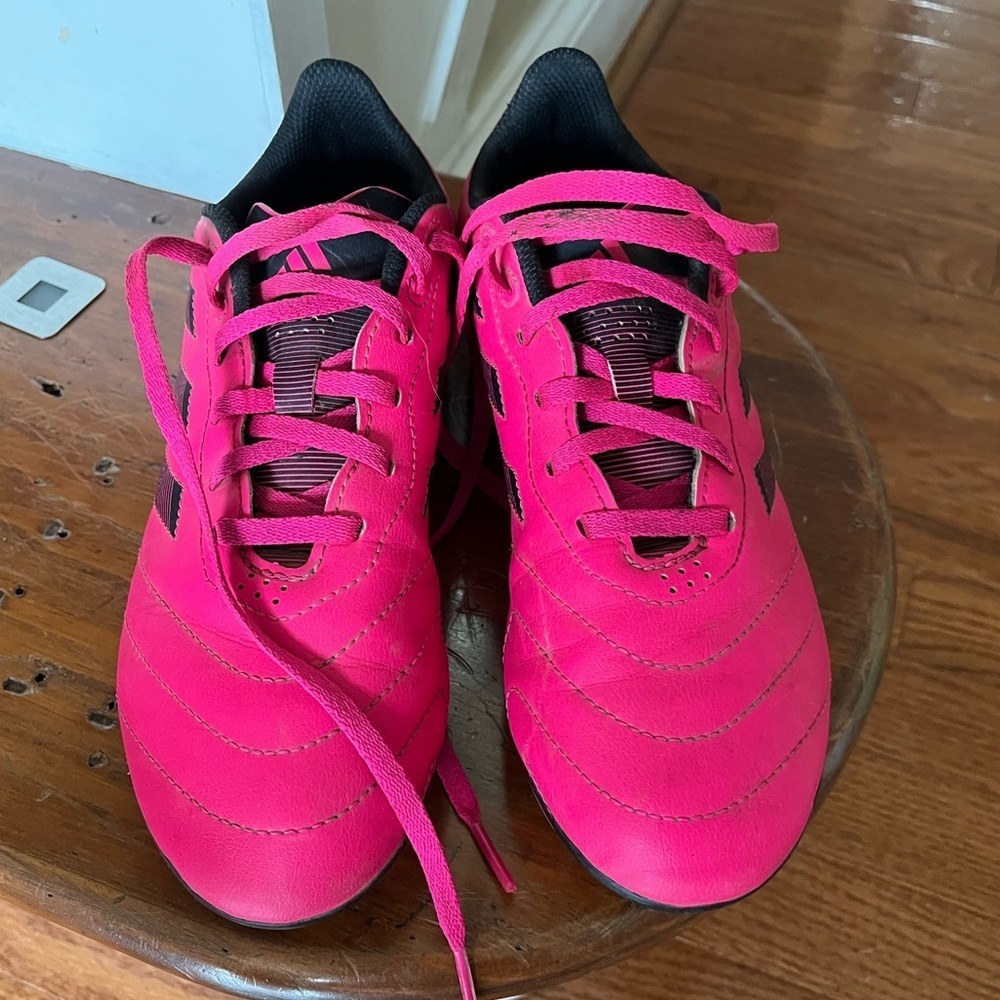 Girls size 5.5 Adidas soccer cleats - Picture 2 of 9